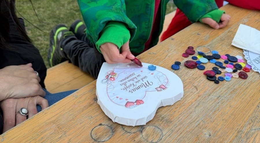 Activitate de motricitate fină cu nasturi colorați