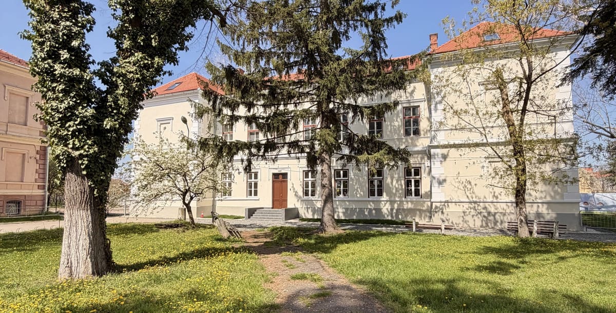 Clădirea istorică Park Kindergarten din Sibiu, înconjurată de copaci bătrâni