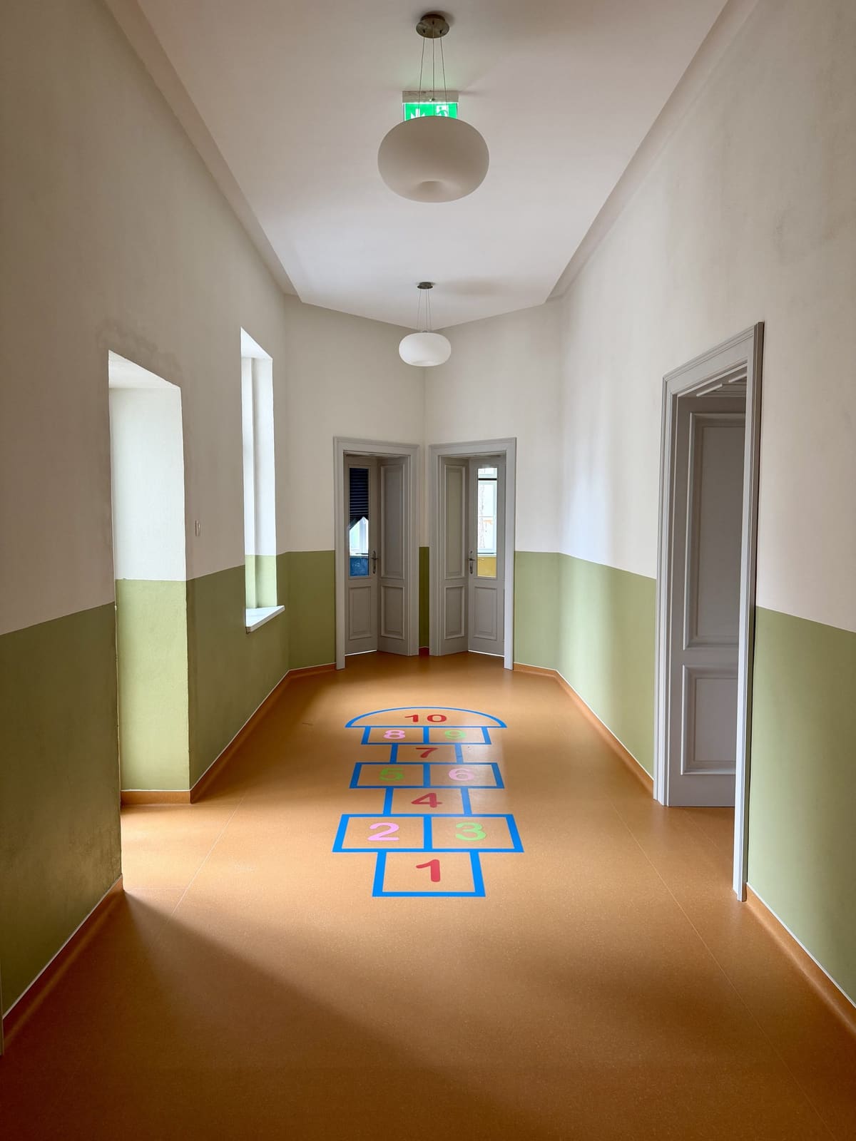 Hol luminos cu șotron desenat pe podea