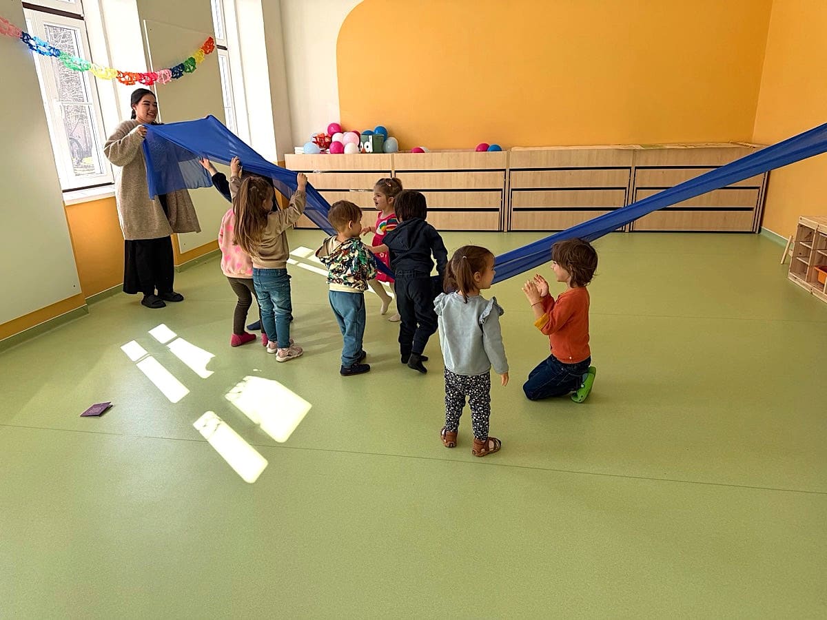 Joc de mișcare cu copiii în sala de grupă